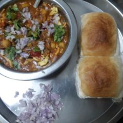 A picture of Usal misal.