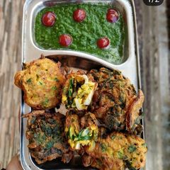 A picture of Palak hari pyaj pakode.