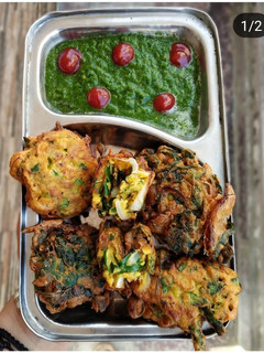 A picture of Palak hari pyaj pakode.