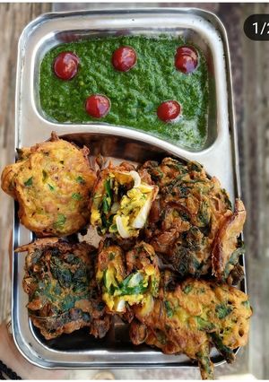 A picture of Palak hari pyaj pakode.