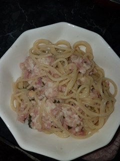 Una foto de Espaguetis con crema de queso y jamón