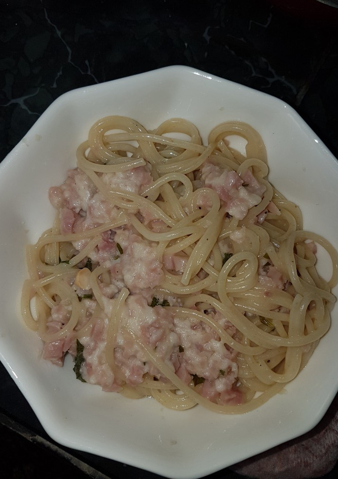 Una foto de Espaguetis con crema de queso y jamón