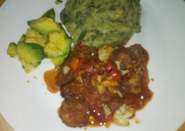 Mukimo served with beed stew and some avocado 😋