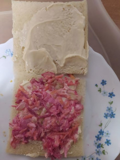 Una foto de Sándwich de remolacha, jamón cocido y otros