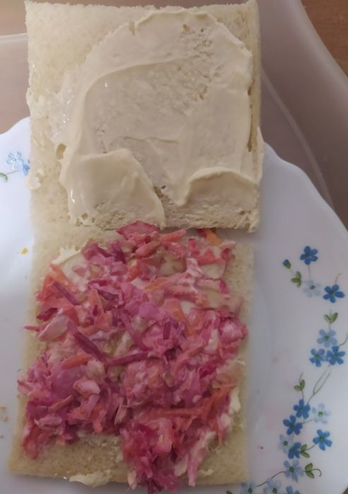 Una foto de Sándwich de remolacha, jamón cocido y otros