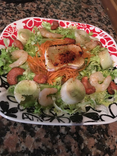 Una foto de Ensalada caprichosa con crema balsámica de manzana