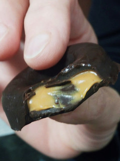 Una foto de Bombones de chocolate negro y peanut butter