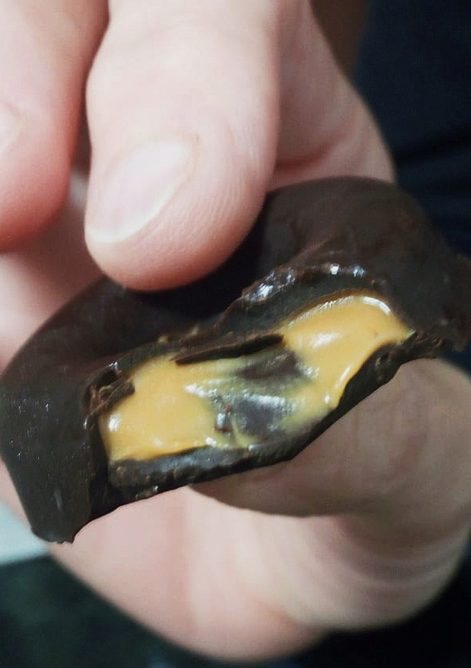 Una foto de Bombones de chocolate negro y peanut butter