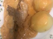 Una foto de pescado en salsa de eneldo