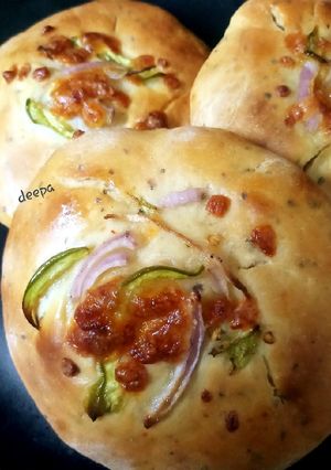 A picture of Paneer stuffed foccasia bun.