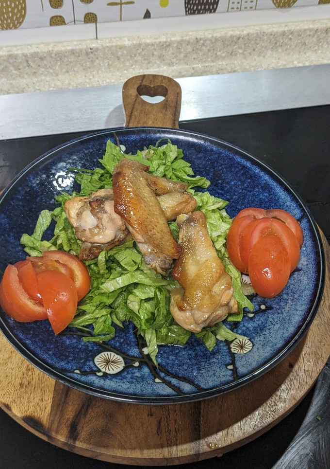 運動後的宵夜~~快速上桌烤雞翅沙拉 的食譜成品照片