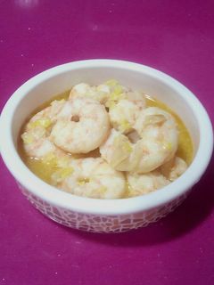 Una foto de Langostinos en su jugo con ajo y limón