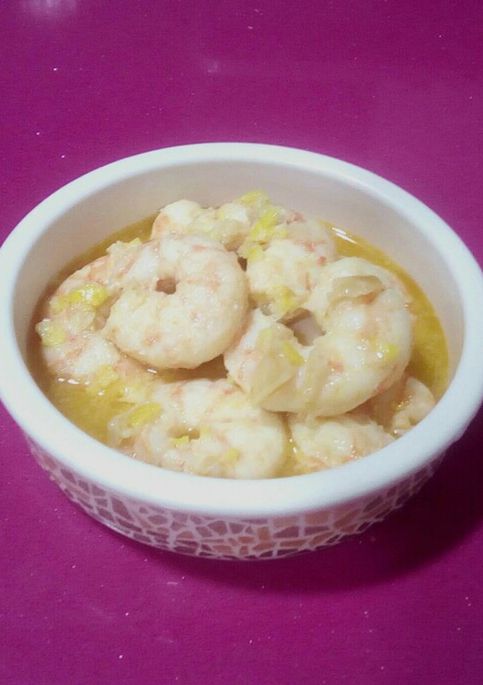 Una foto de Langostinos en su jugo con ajo y limón