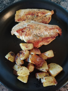 Una foto de Pollo con patatas al orégano