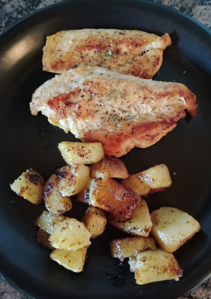 Una foto de Pollo con patatas al orégano