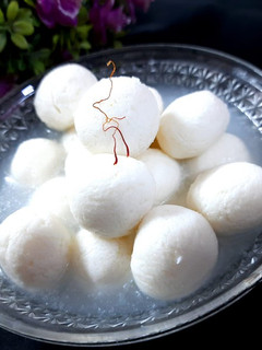 स्पोंजी रसगुल्ला (Spongy rasgulla recipe in Hindi) रेसिपी मुख्य फोटो