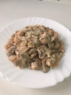 Una foto de Revuelto de champiñones con gambas 🦐