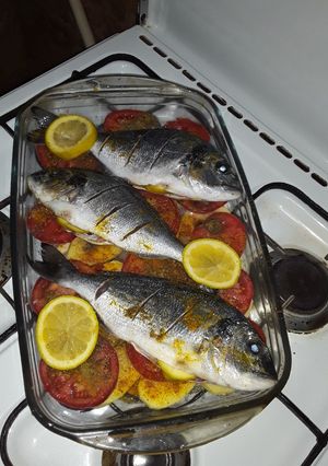 صورة لوصفة سمك دورات وخضر في الفرن