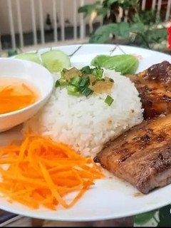 Hình của món Cơm thịt nướng kèm cà rốt chua ngọt.