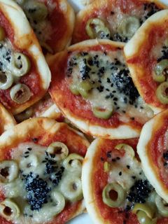 صورة لوصفة فطاير محمرة بالجبنة الشيدر طعم رووعة خيااااااال ☺ 😋 😋 😋