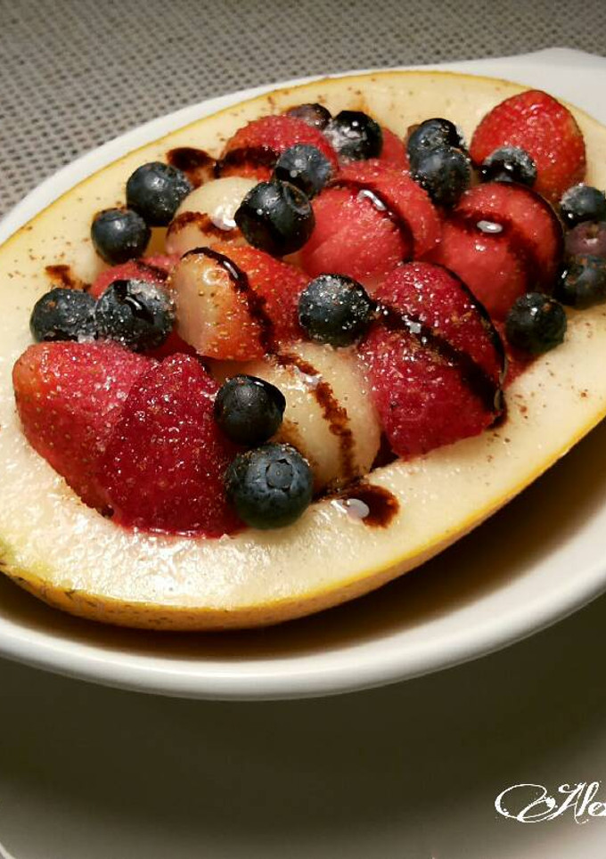 Una foto de Melón relleno de frutas de temporada