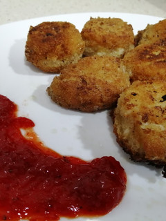 Una foto de Croquetas de queso de cabra y cebolla crujiente (Mambo)