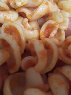 Una foto de Fusilli con salchichas