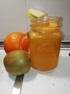 Una foto de Licuado de zanahoria, manzana, kiwi y naranaja