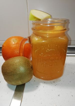 Una foto de Licuado de zanahoria, manzana, kiwi y naranaja