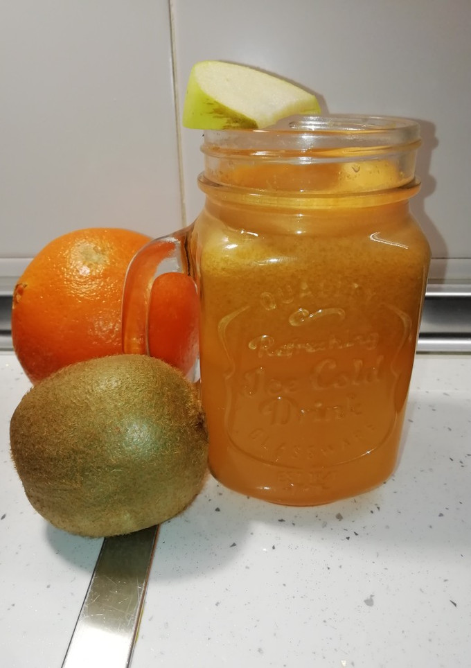 Una foto de Licuado de zanahoria, manzana, kiwi y naranaja