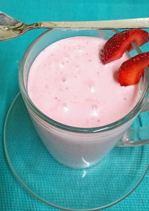 A picture of Cafe Style Strawberry 🍓🍓 Thick Lassi Shake.