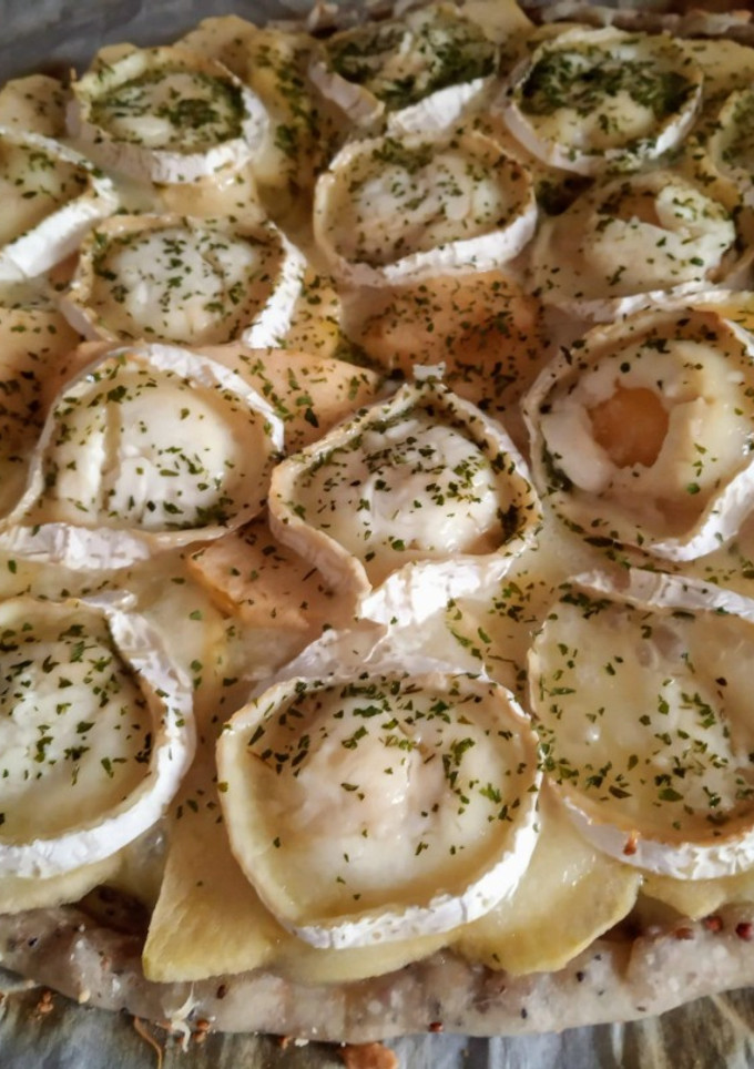 Una foto de Pizza de manzana y quesos