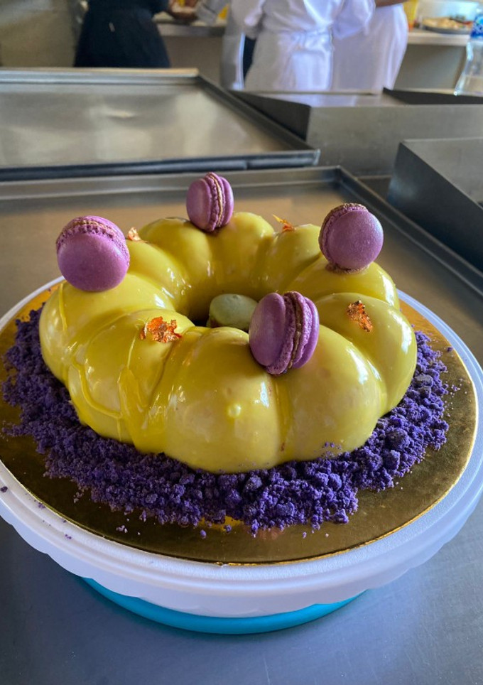 Una foto de Mousse de piloncillo con jelly, y glaseado espejo