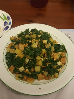 Una foto de Espinacas con patatas y almendras
