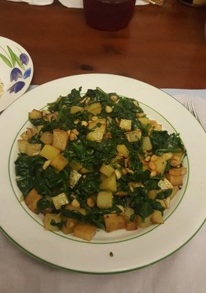 Una foto de Espinacas con patatas y almendras