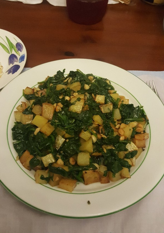 Una foto de Espinacas con patatas y almendras