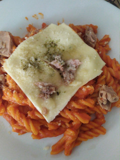 Una foto de Pasta con tomate y queso