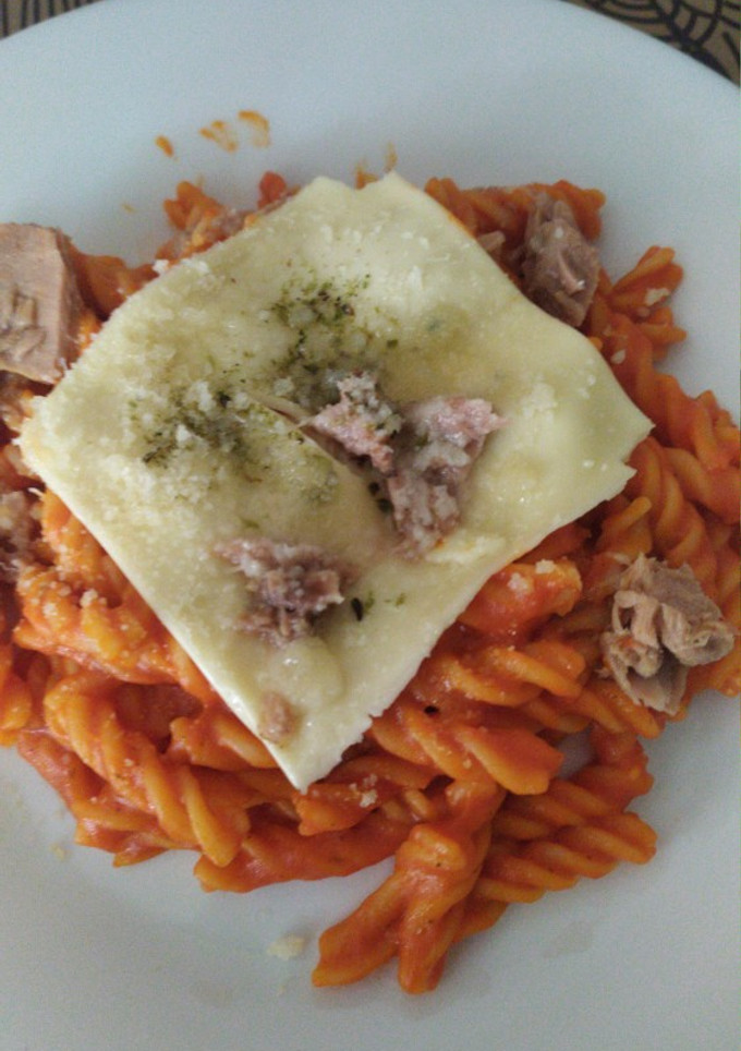 Una foto de Pasta con tomate y queso