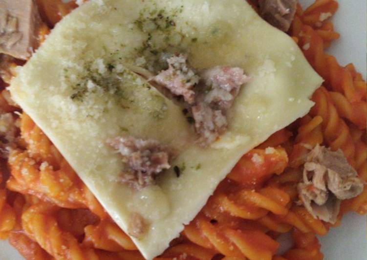 Pasta con tomate y queso