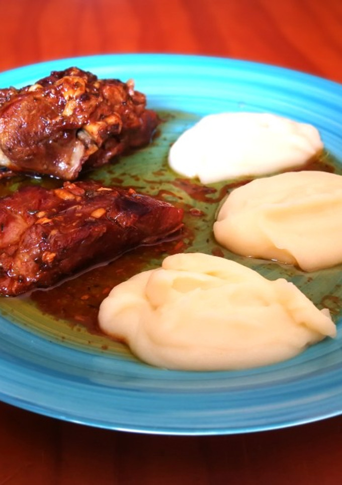 Una foto de Paletilla de cordero en salsa al aguardiente y tomillo