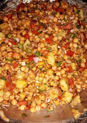 A picture of Chat pati Chana chaat.
