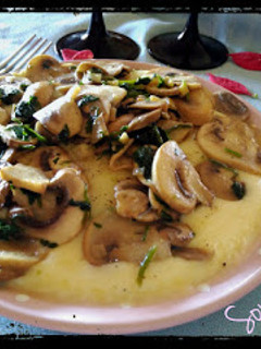 Una foto de Provolone con champiñones