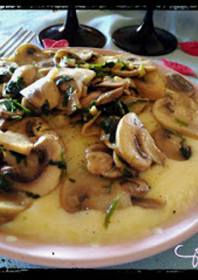 Una foto de Provolone con champiñones