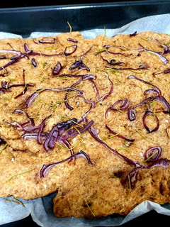 Una foto de Focaccia con cebolla roja y romero