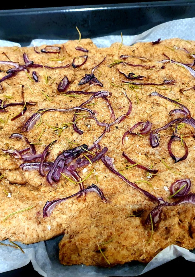 Una foto de Focaccia con cebolla roja y romero