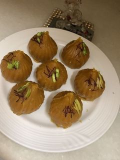 बेसन शाही मोदक(besan shahi modak recipe in hindi) रेसिपी मुख्य फोटो