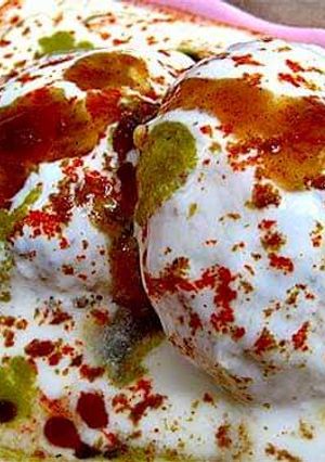 A picture of Dahi vada.