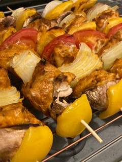 Una foto de Brochetas de pollo adobado