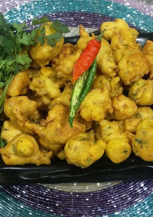 A picture of Mix veg,paneer,& besan ke pakode.