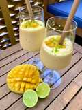 Smoothie ou glace des îles mangue, coco, citron vert et rhum